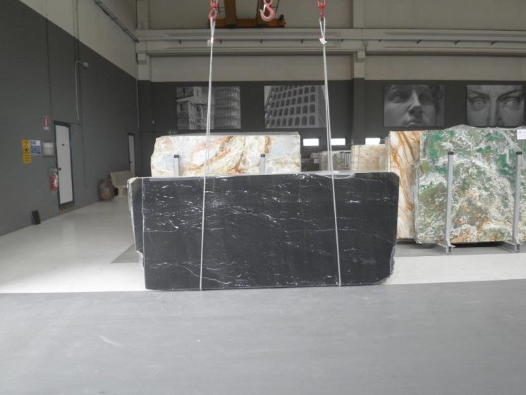 Akmens - Nero Marquina(pulēts) 2cm Loksnes izmēri - 225x120cm Daudzums- 4 loksnes - 10m2